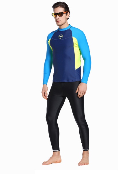 Мужской плавательный костюм с яркой кофтой фото