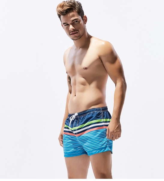 Короткие купальные цветные шорты для мужчины фото