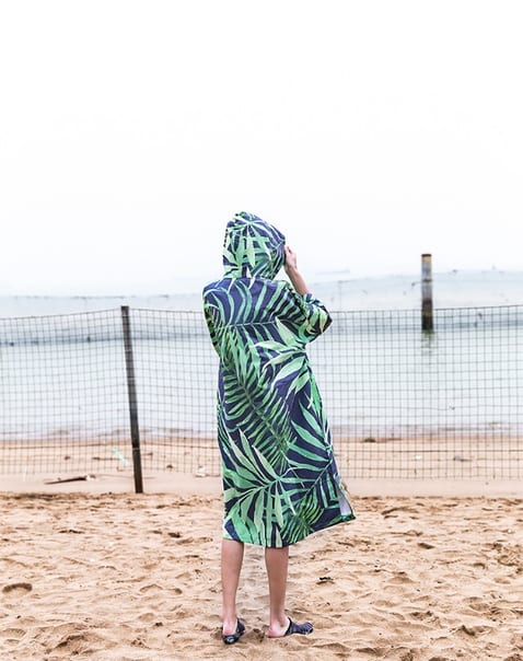 Пляжная накидка пончо с рисунком листьев фото