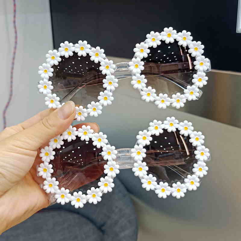 Детские очки с маленькими белыми цветочками фото
