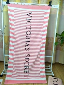Банное полотенце с полосками и надписью Victoria Secret