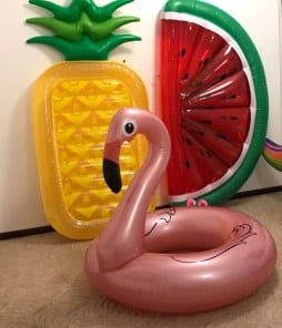 Надувной круг золотой фламинго фото