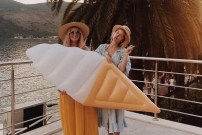 Надувной матрас в форме рожка мороженого фото