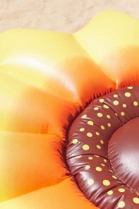 Огромный надувной желтый матрас в форме цветочка (подсолнуха) фото