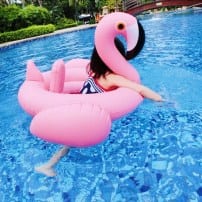Детский надувной круг в виде розового фламинго фото