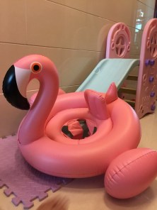 Детский надувной круг в виде розового фламинго фото