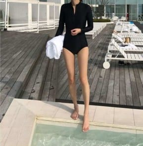 Черный сплошной купальный костюм