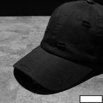 Мужская черная кепка рваная фото