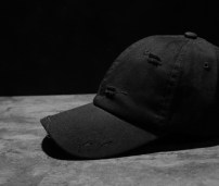 Мужская черная кепка рваная фото