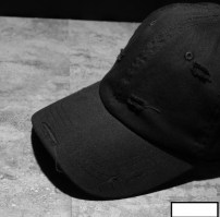 Мужская черная кепка рваная фото