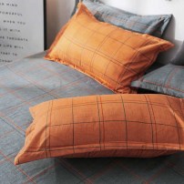 Постельный набор оранжевого цвета в стильную клетку фото