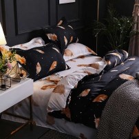 Двухцветный постельный набор с крупными перьями фото