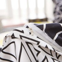 Двусторонний комплект постельного белья  с геометрическими фигурами фото