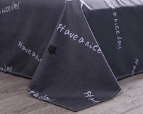 Черно-белый постельный комплект с осеним листьям фото