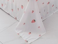 Комплект постельного белья в клубничку фото