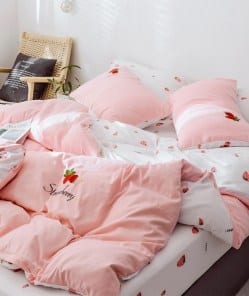 Комплект постельного белья в клубничку фото