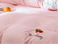 Комплект постельного белья в клубничку фото