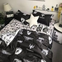 Черный белый спальный комплект с логотипами фото