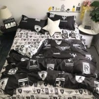 Черный белый спальный комплект с логотипами фото