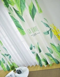 Светлые свежие шторы с зеленым листьям фото