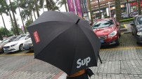 Зонтик с надписью Supreme фото
