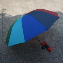 Защитный зонт в широкие разноцветные полосы фото