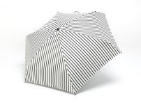 Черно-белый полосатый сонт против дождя фото